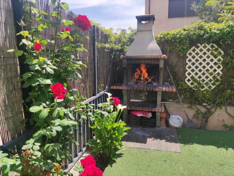 Twin Room with Shared Bathroom image 3