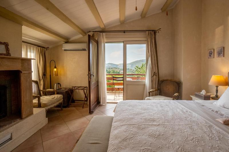 Deluxe Double Room image 4