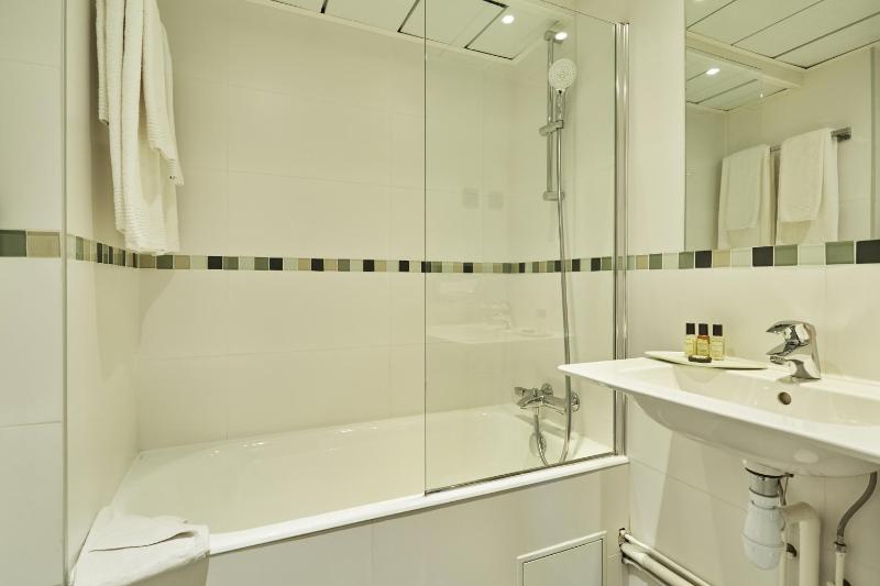 Double Room with Street View image 3