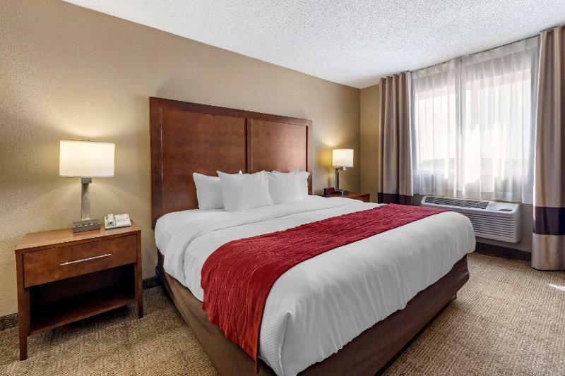 King Suite - Accessible/Non-Smoking image 3