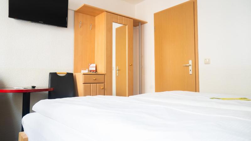 Economy Double Room image 3
