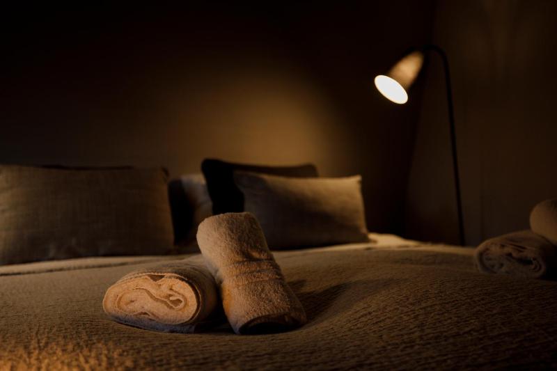 Deluxe Room with Kingsize Bed image 3