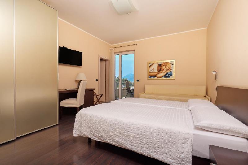 Triple Room with Balcony and Lake View image 1