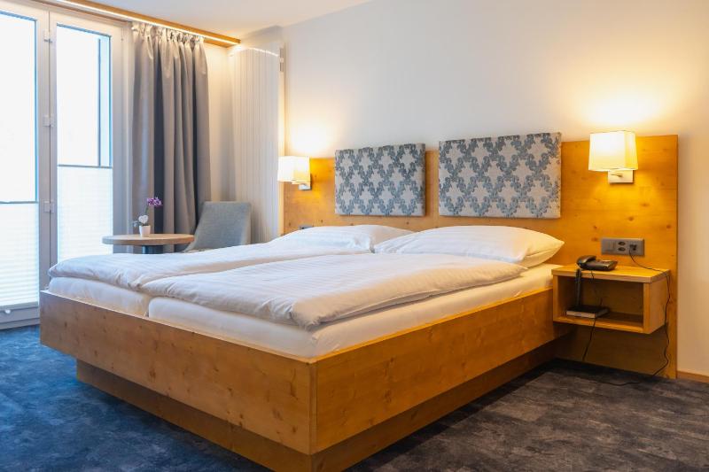 Double Room with Lake View image 3