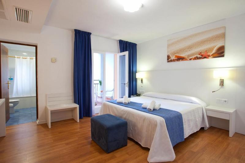 Double Room with Balcony image 2