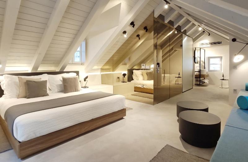 Suite with Balcony and Spa Bath image 4