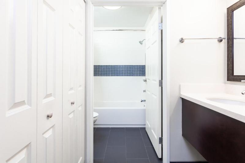 Feature Suite - Non-Smoking image 1