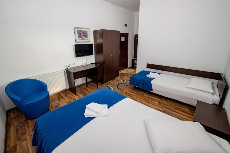 Standard Triple Room image 2