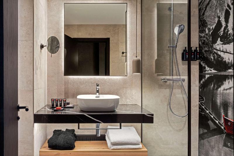 Standard Room - High Floor image 3