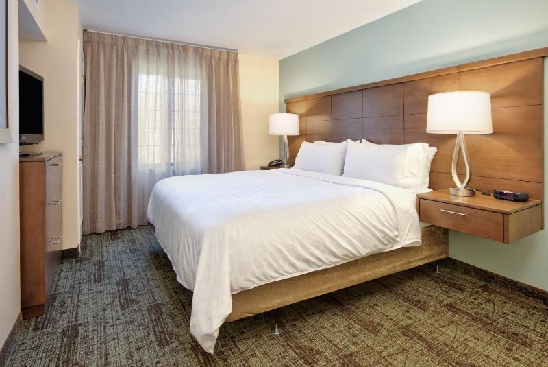 One-Bedroom Suite with Sofa Bed image 3