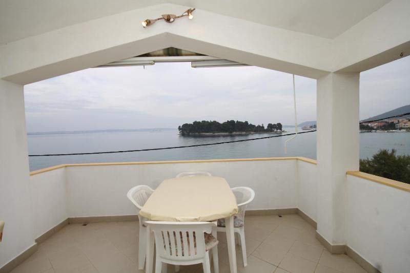 One-Bedroom Apartment with Terrace and Sea View image 4