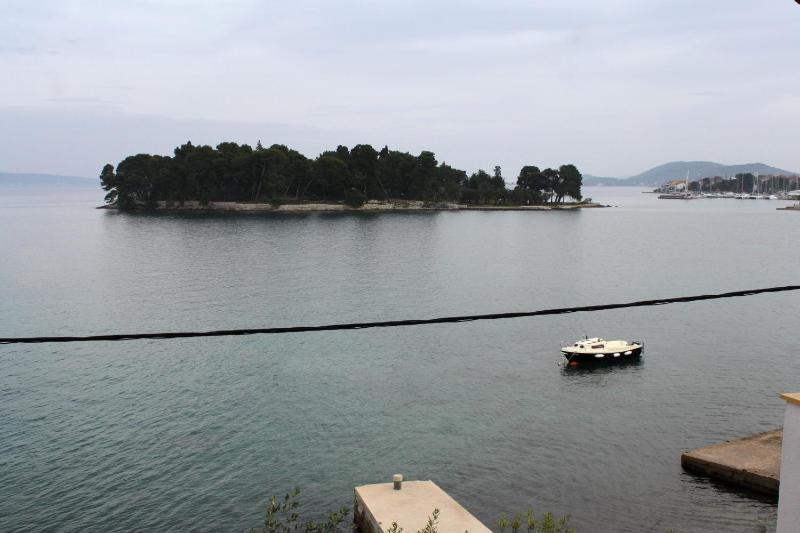 One-Bedroom Apartment with Terrace and Sea View image 3