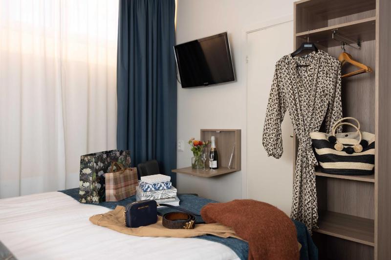 Double or Twin Room with Private Bathroom image 2