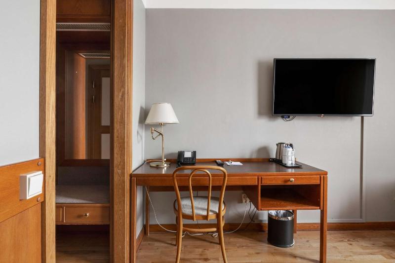 Standard Twin Room image 3
