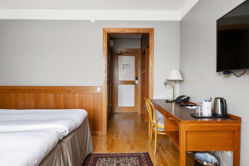 Standard Twin Room image 4