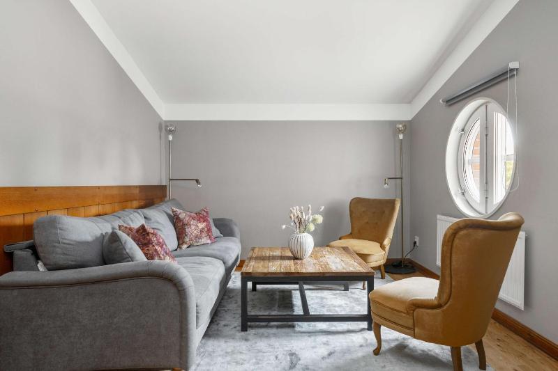 Junior King Suite with Sofa Bed image 3