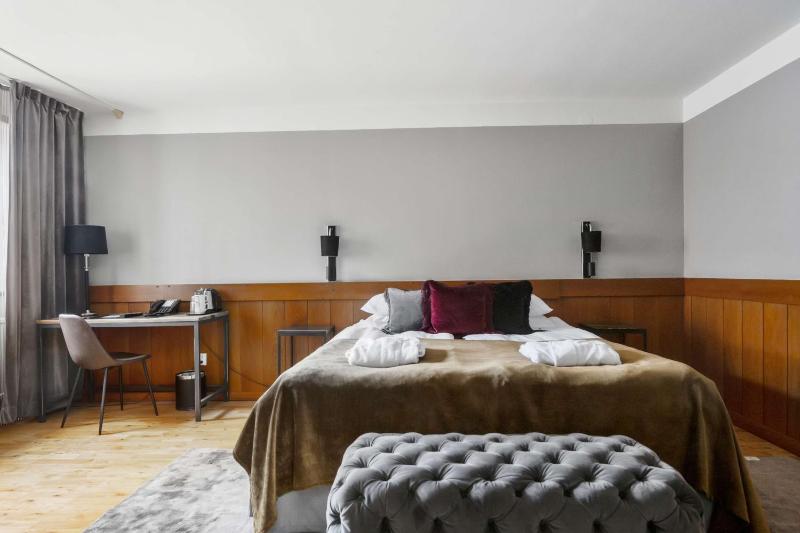 Junior King Suite with Sofa Bed image 4