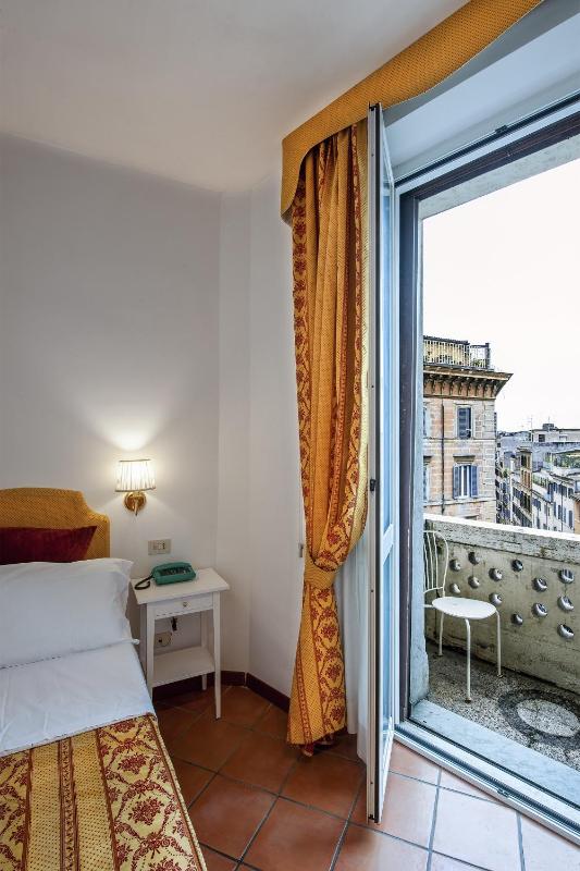 Twin Room with Balcony image 4