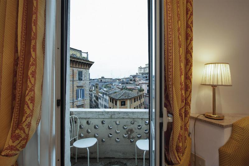 Twin Room with Balcony image 3