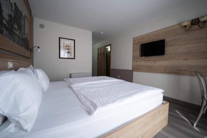 Double Room with City View image 3