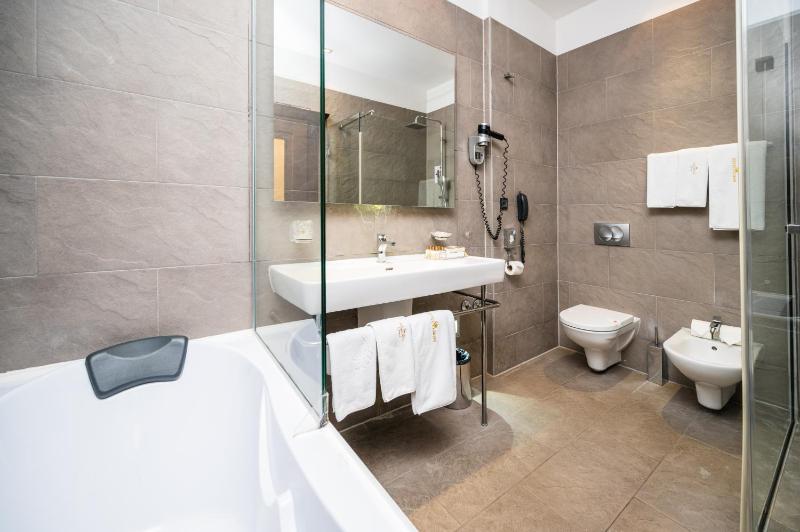 Superior Twin Room image 4
