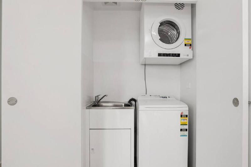 Modern spacious Chatswood Apartment H1016 - image 2