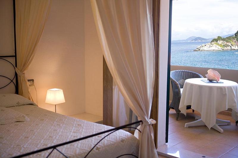 Superior Double or Twin Room with Sea View image 1
