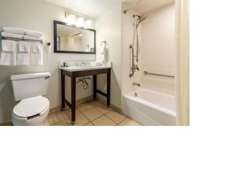 Queen Room First Floor - Accessible/Non-Smoking image 3