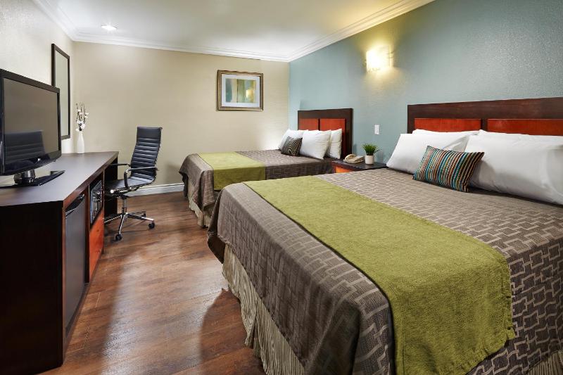 Queen Room with Two Queen Beds - Non-Smoking image 1