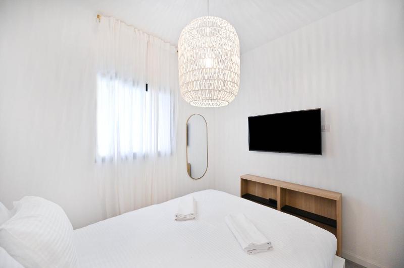 Black Style 1BR in Ben Yehuda by HolyGuest - image 12