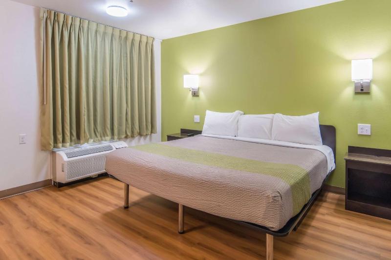 Queen Room with Two Queen Beds - Smoking image 3