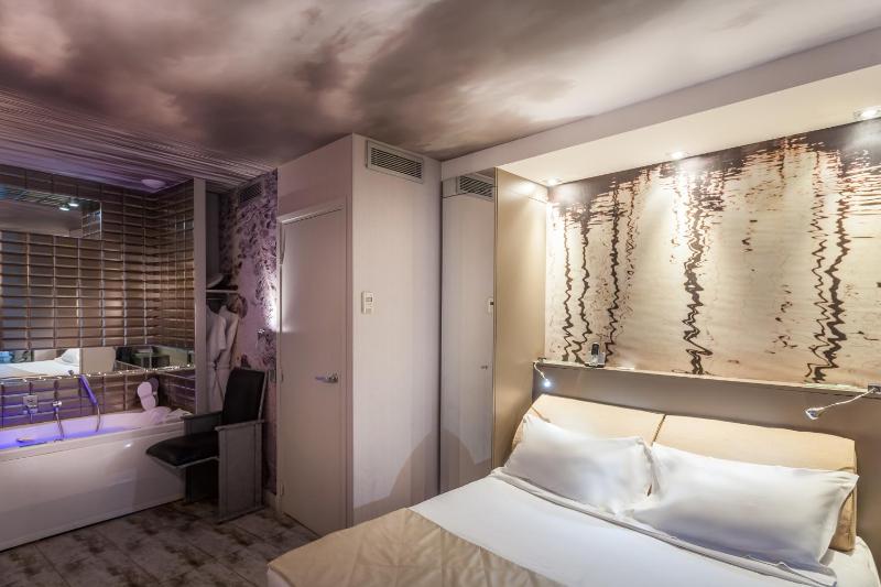 Balneo Double Room with Chromotherapy Bath image 3