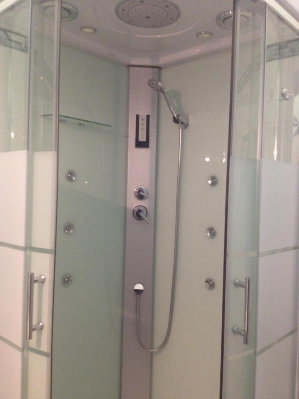 Triple Room with Shared Bathroom image 4