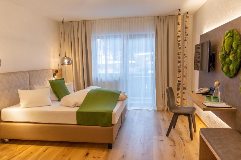 Large Single Room image 3