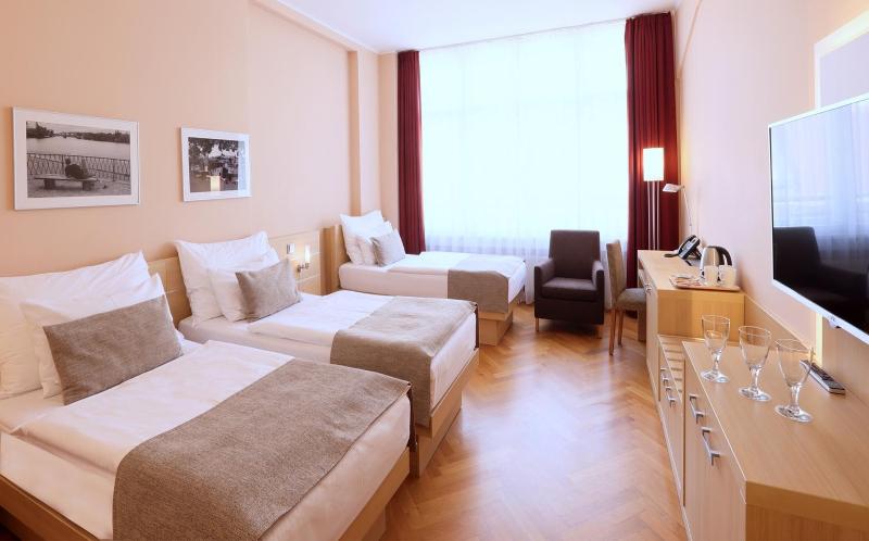 Deluxe Triple Room image 3