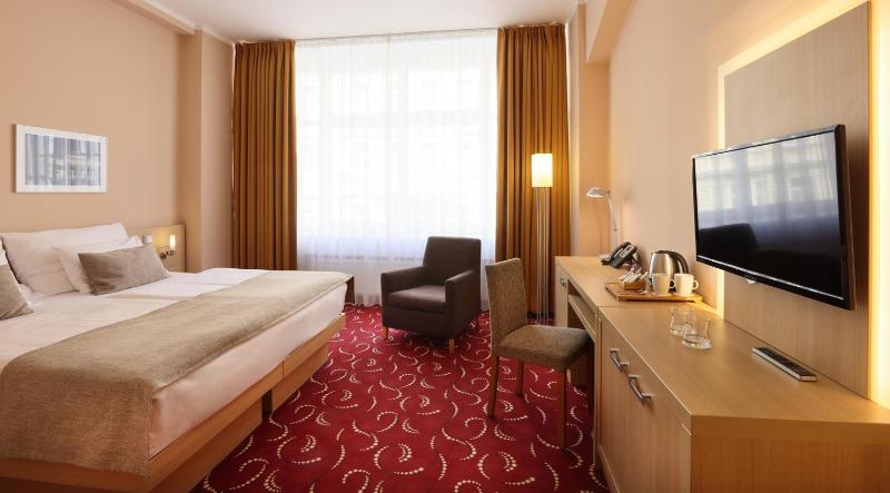 Deluxe Double or Twin Room image 4