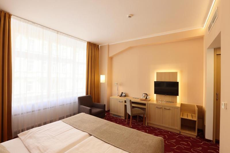 Deluxe Double or Twin Room image 3