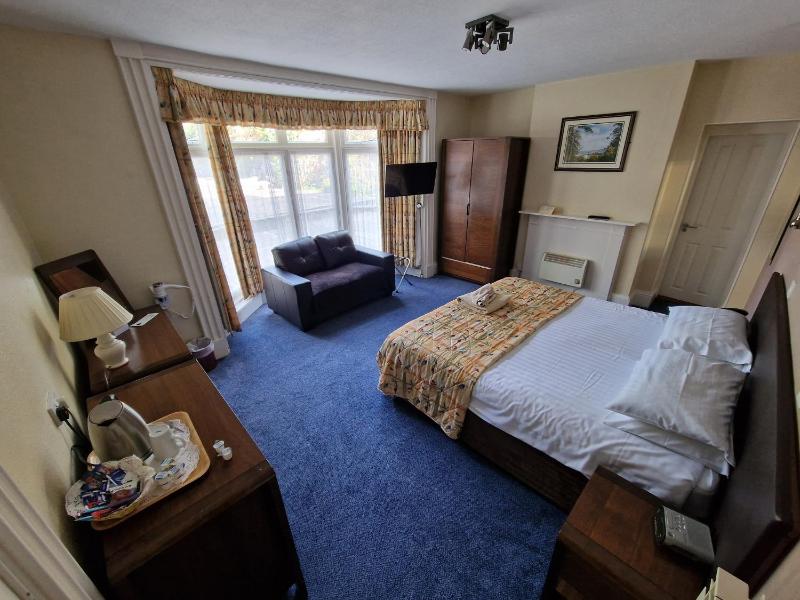 Double or Twin Room image 3