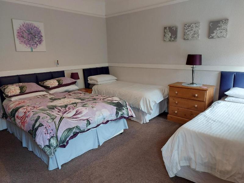 Apartment with Shower image 4