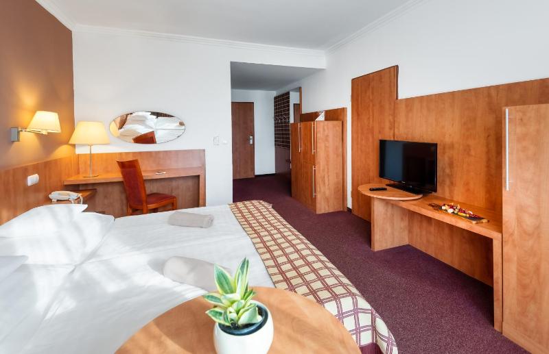 Twin Room - Disability Access and Air-conditioning image 1
