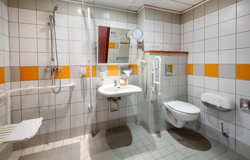 Twin Room - Disability Access and Air-conditioning image 2