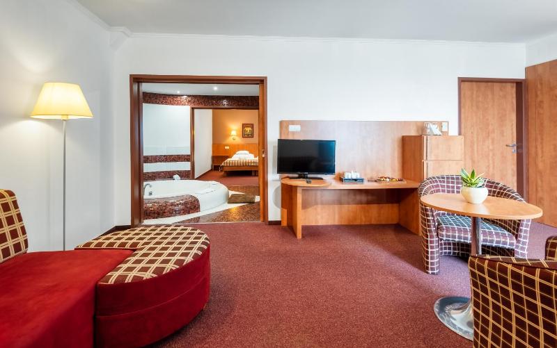 Deluxe Suite with Balcony and Air-conditioning image 1