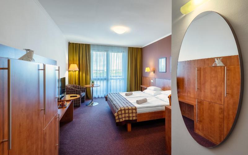 Double Room with Balcony and Air-conditioning image 3