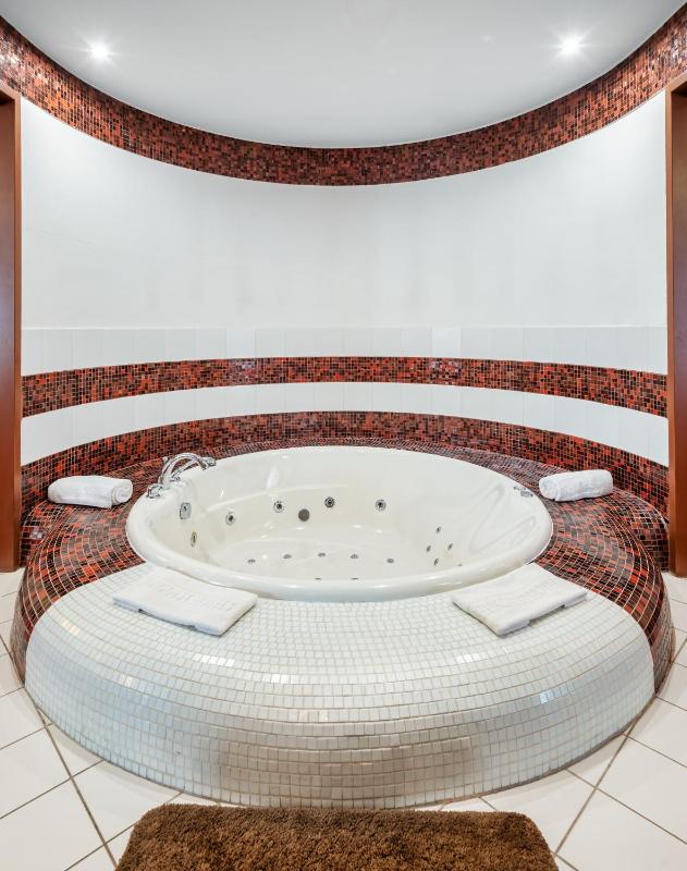 Deluxe Suite with Balcony and Air-conditioning image 3
