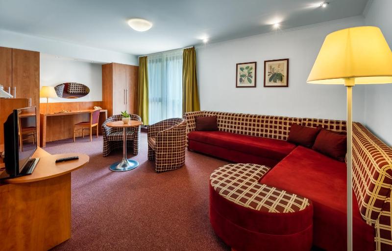 Deluxe Suite with Balcony and Air-conditioning image 4
