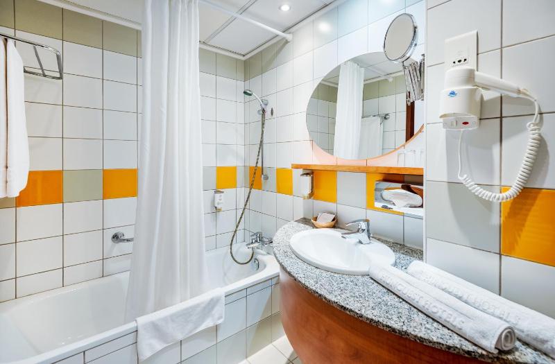 Double Room with Balcony and Air-conditioning image 1