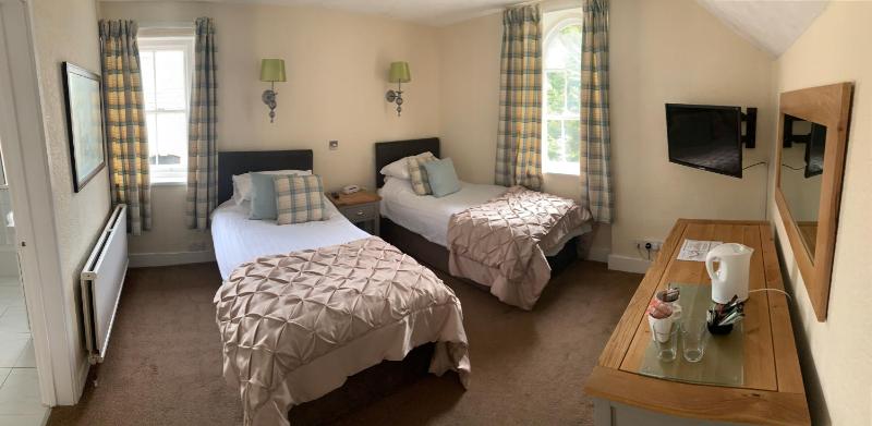 Twin Room image 3