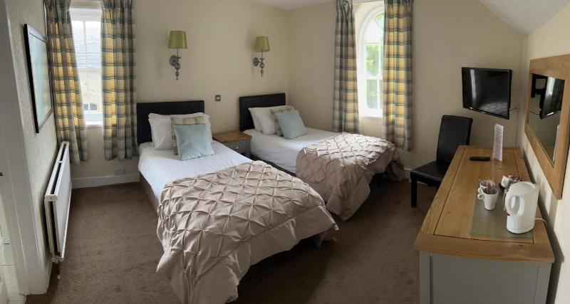 Twin Room image 4