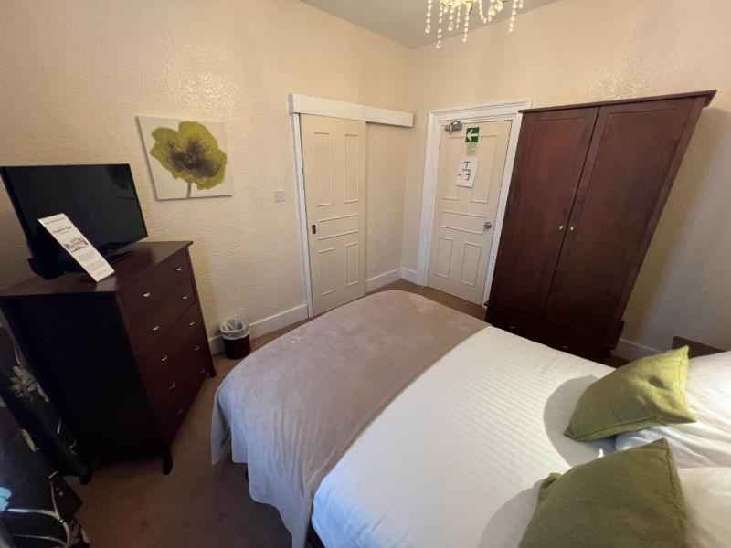 Budget Double Room image 3