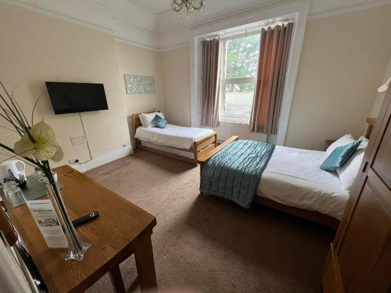 Large Double Room image 1
